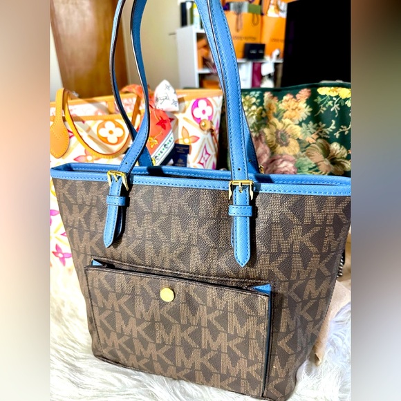 Michael Kors Handbags - EUC Michael Kors MK Tote Shoulder Bag